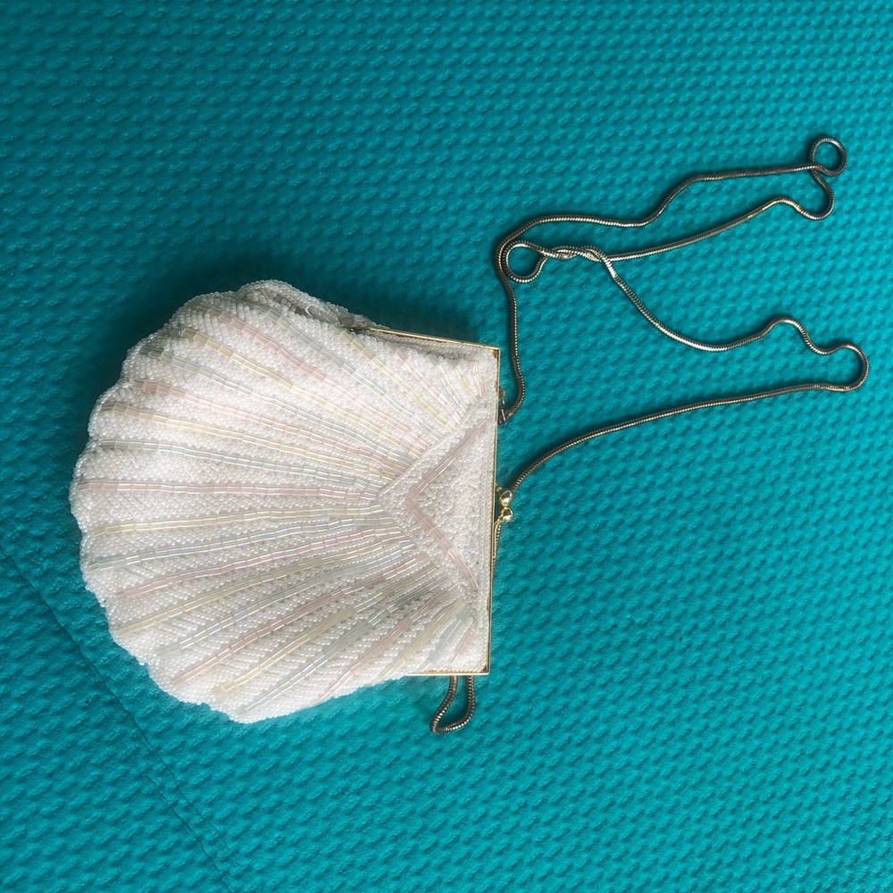 Adorable pearl sequence shell purse